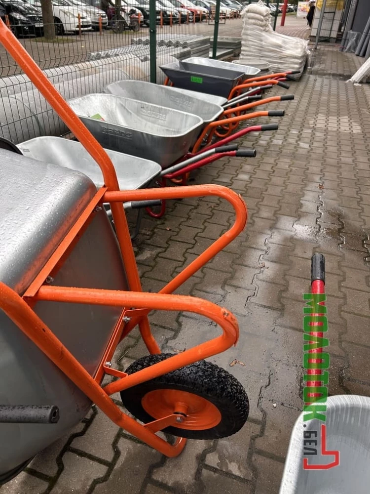 Строительная тачка SKIPER - колесо крупным планом